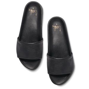 Beek Gallito Leather Slide Sandal (Color Black)